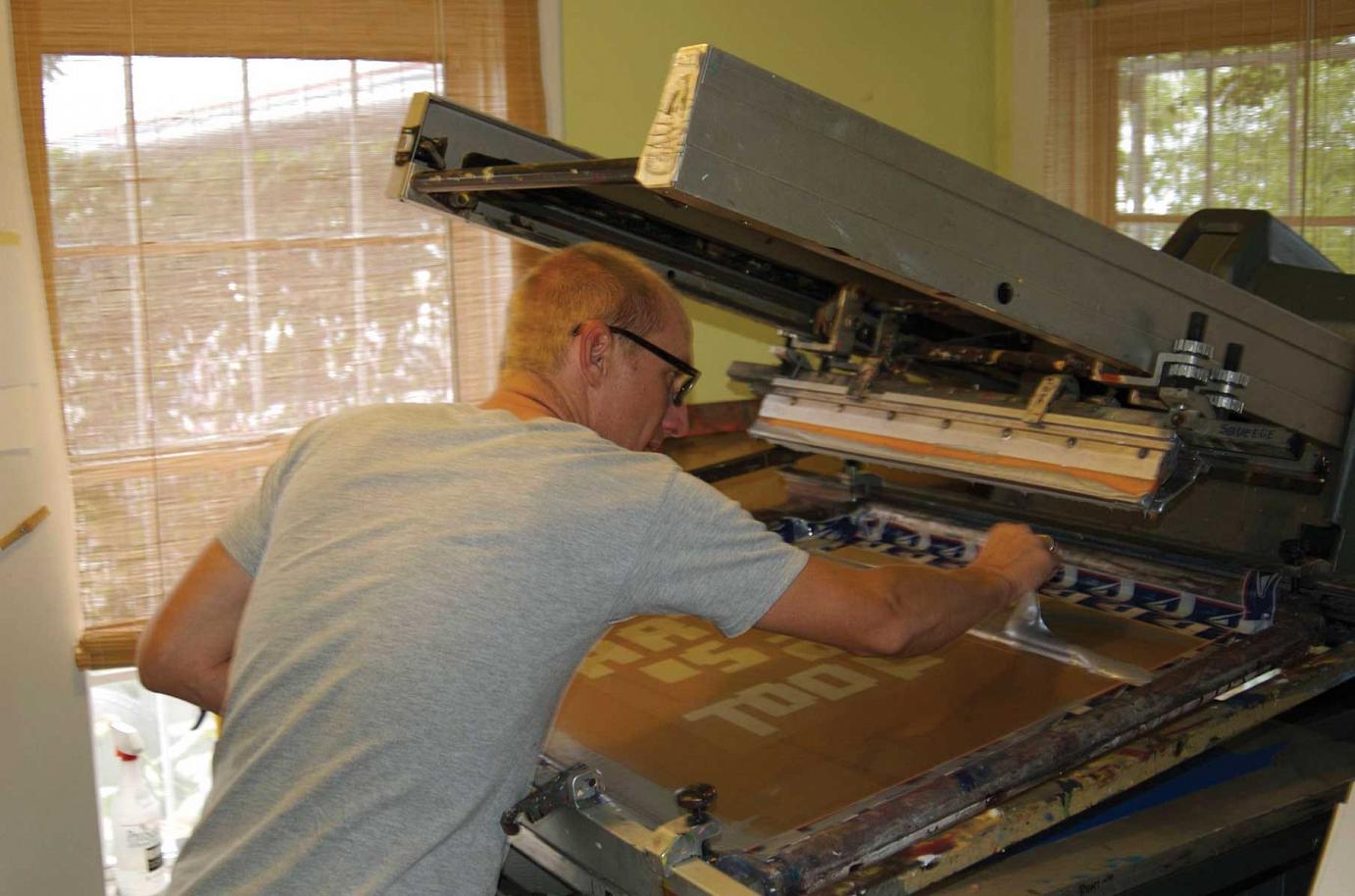 CHRISTIAN HELMS BEIM DRUCKEN DES James Victore KUNSTDRUCKS »ART IS A TOOL« 