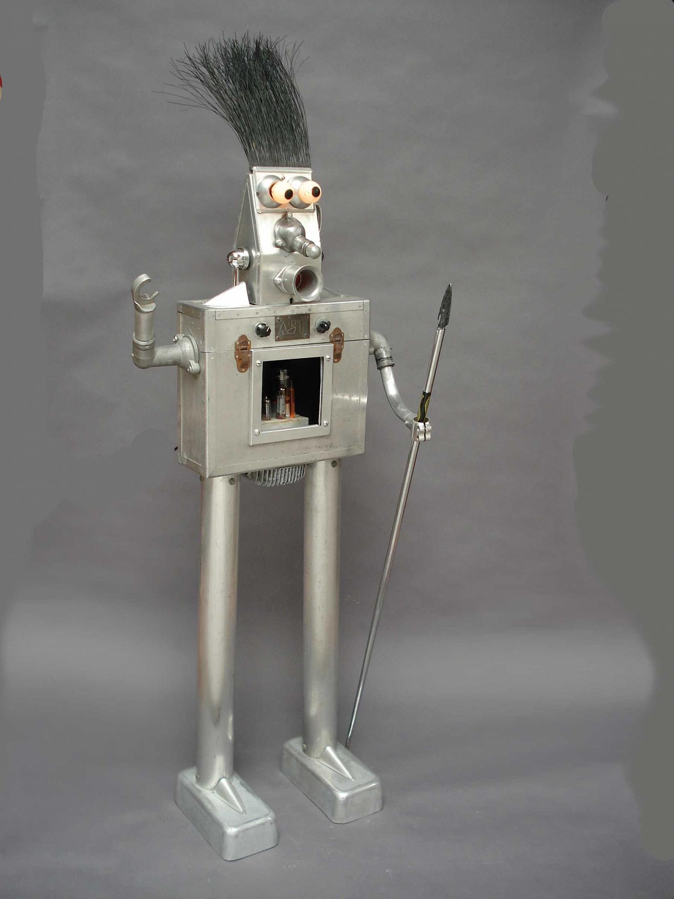 Clayton Bailey »Warrior Robot« · 2007 Aluminium & verschiedene Materialien 142,2 cm hoch 